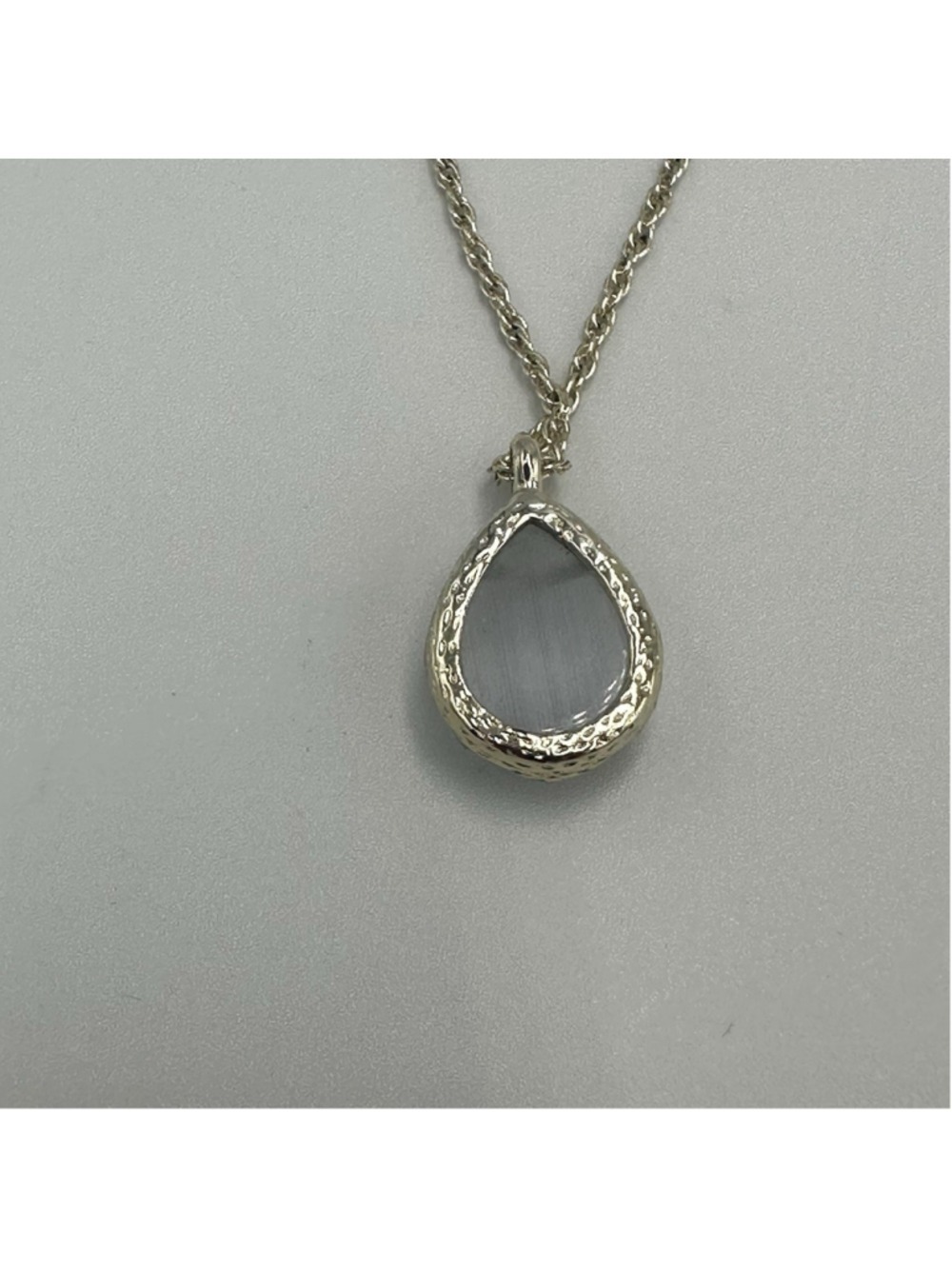 Kendra Scott Kiri Gold Tone Gray Slate Faceted Teardrop Pear Stone Necklace - Picture 4 of 11